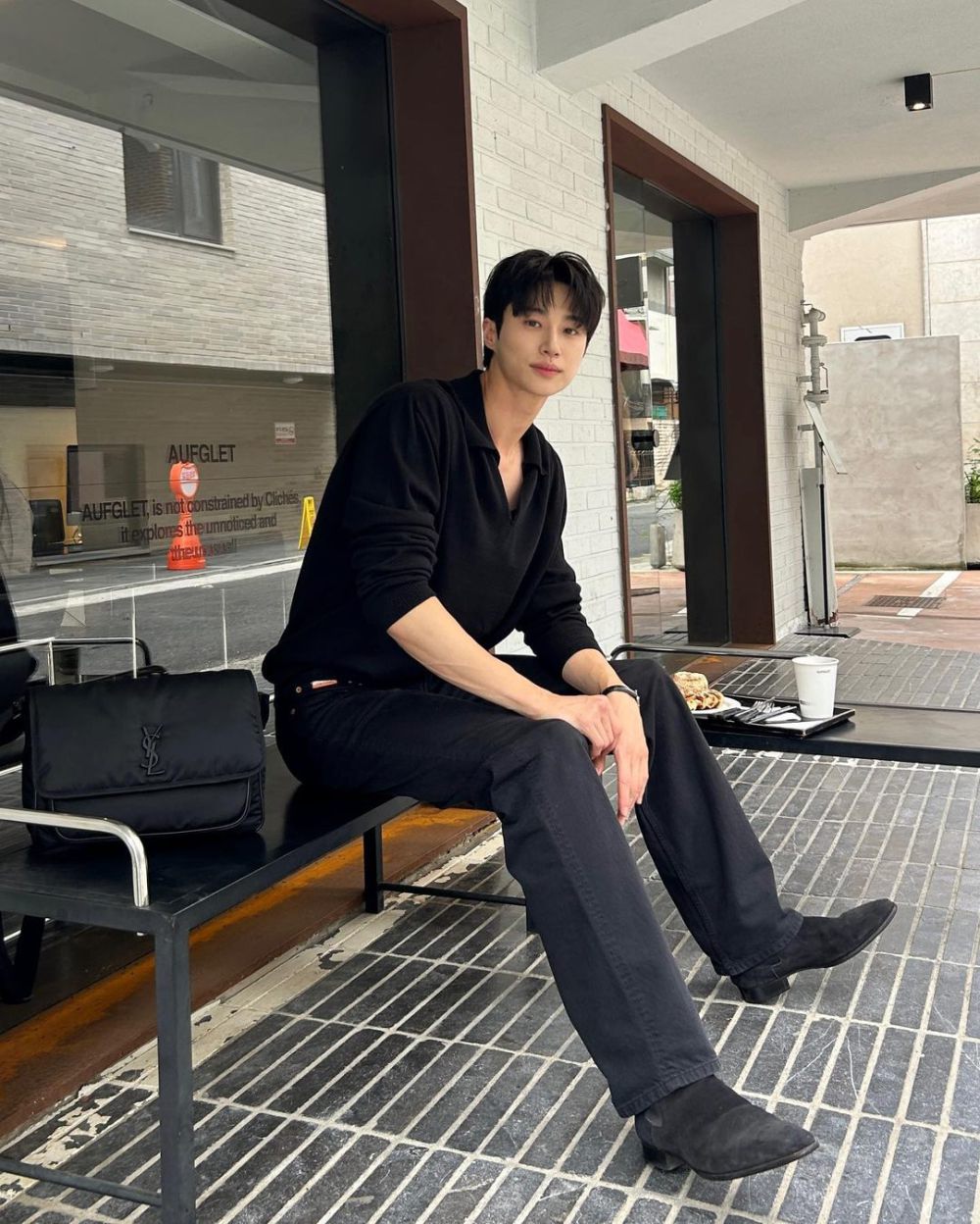 7 Ide Outfit Cafe Date ala Byeon Woo Seok, Kencan Stylish Memorable!