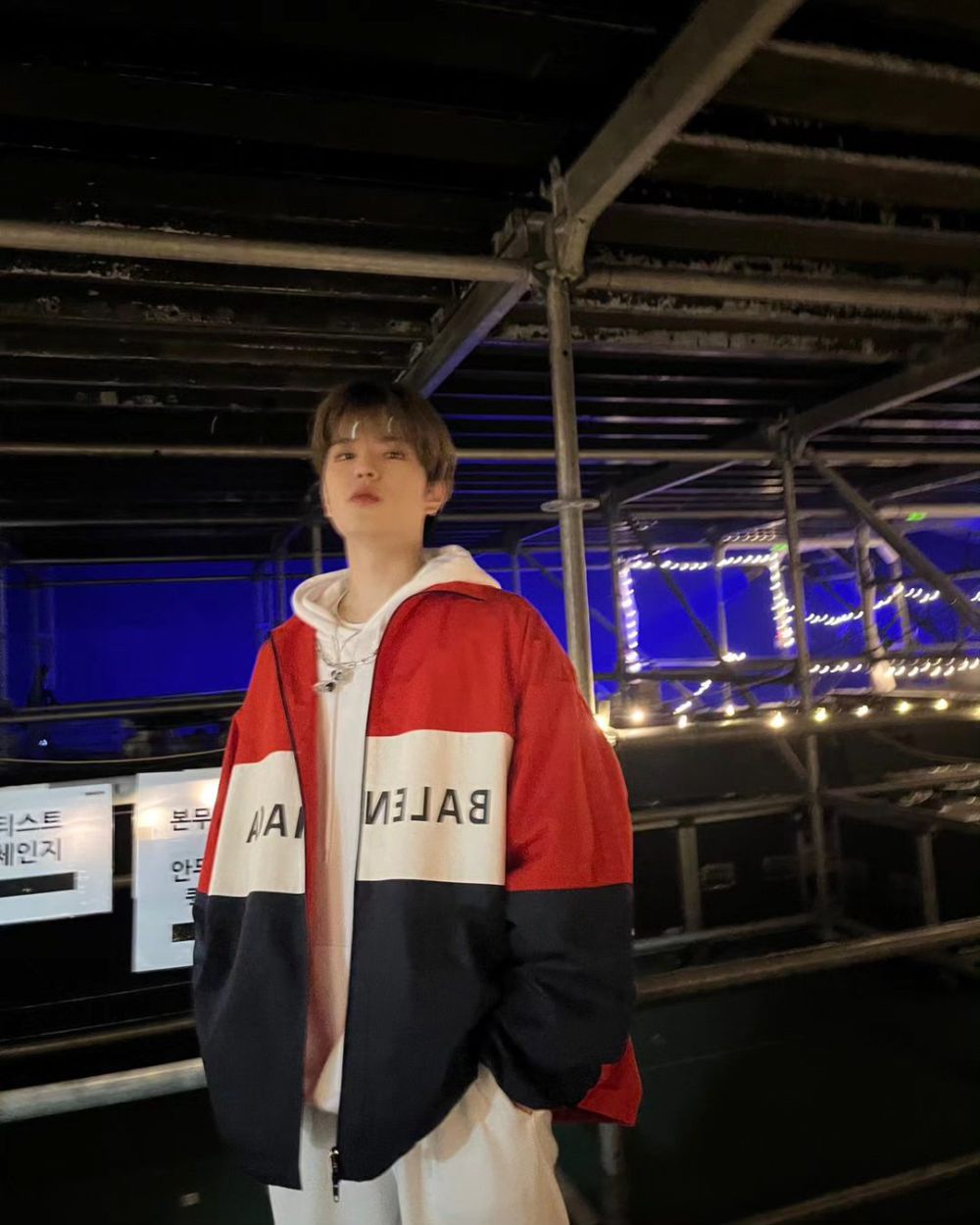 7 Inspirasi Outfit Kasual dengan Atasan Putih ala Member Stray Kids