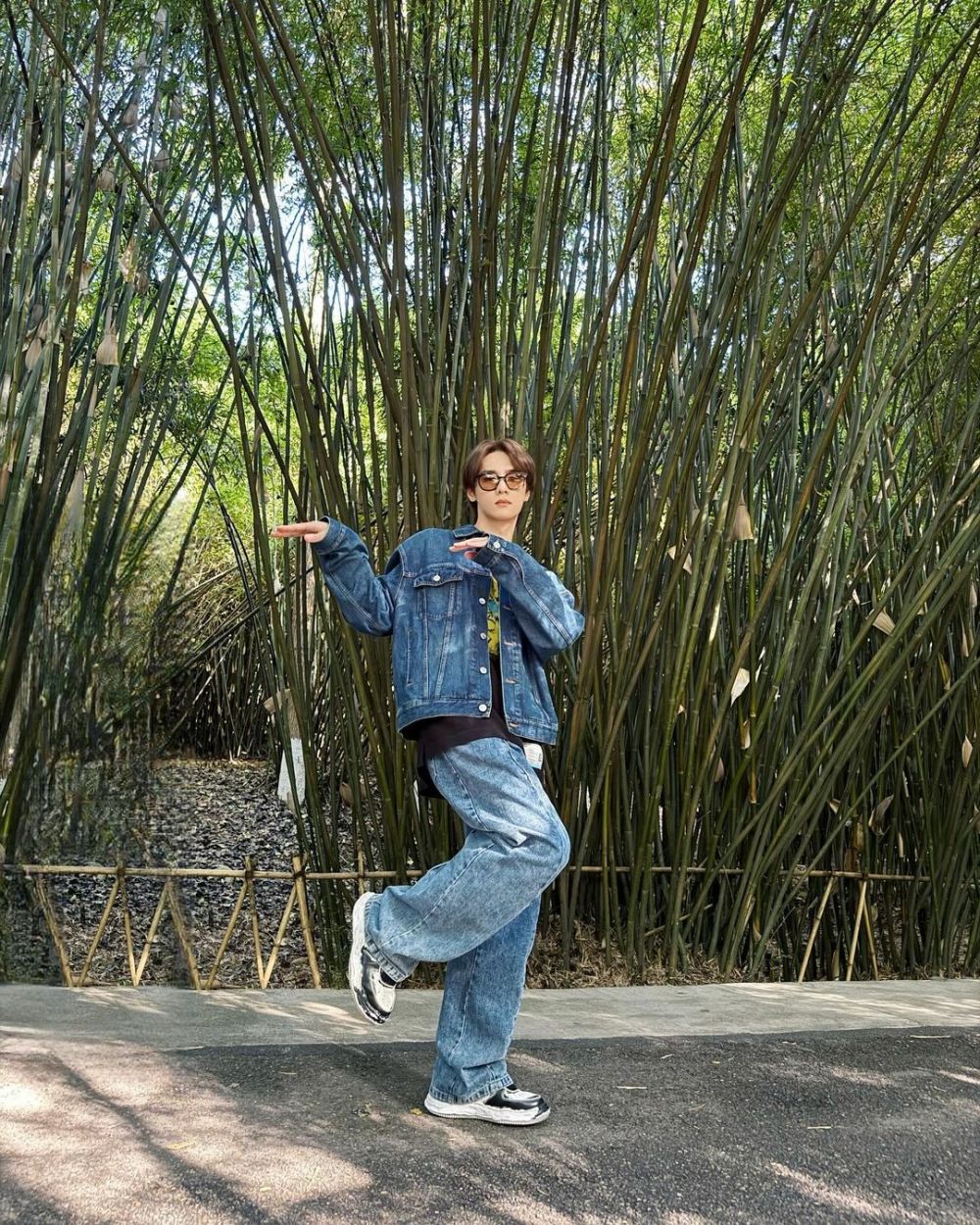 7 Inspirasi Outfit Traveling ala Kun WayV, Gayanya Cheerful Abis!