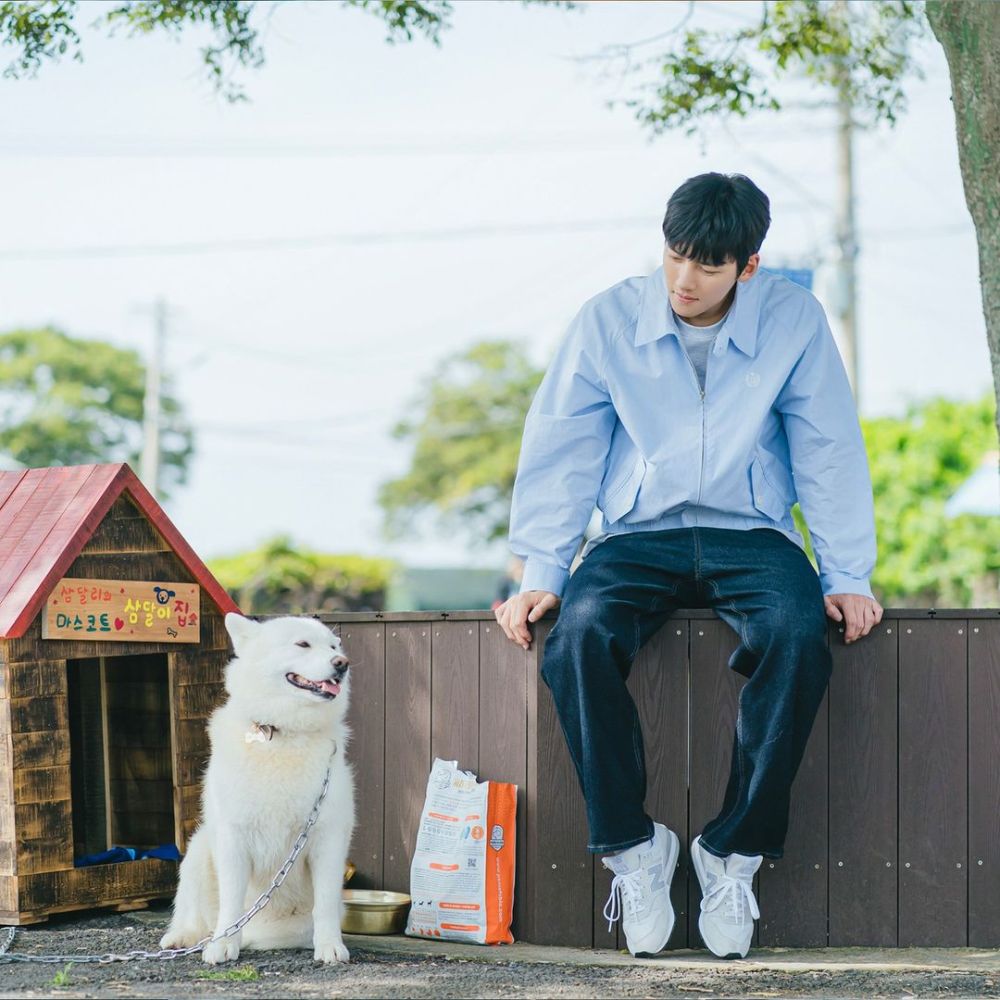 8 Inspirasi Outfit Smart Casual ala Ji Chang Wook, Eye Catching!