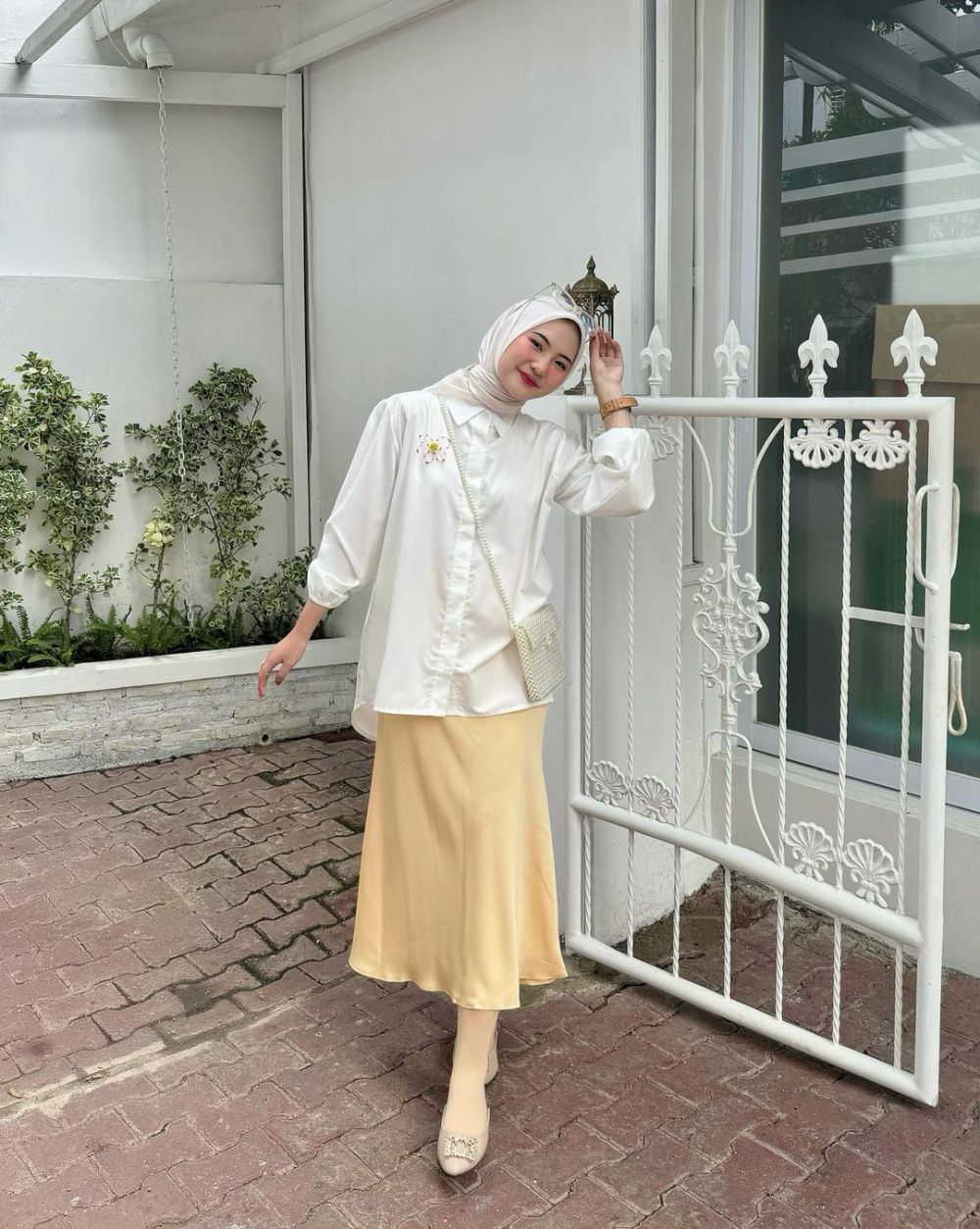 11 Mix and Match Atasan Putih dan Rok ala Intan Ghazella, Chic Abis!