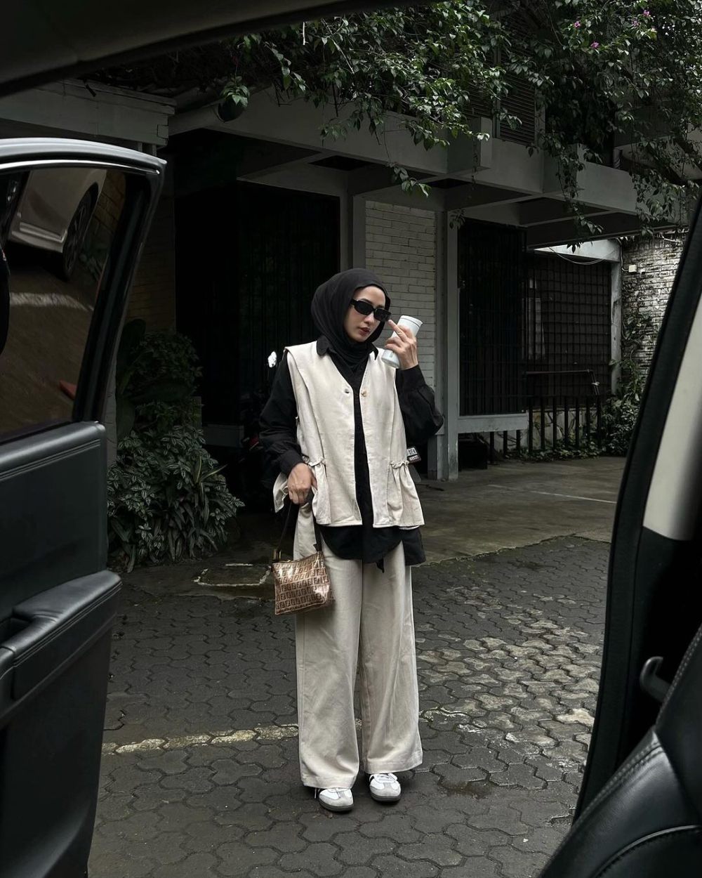 10 Gaya OOTD Hijab Modis ala Helmi Nursifah, Denim Favoritnya!