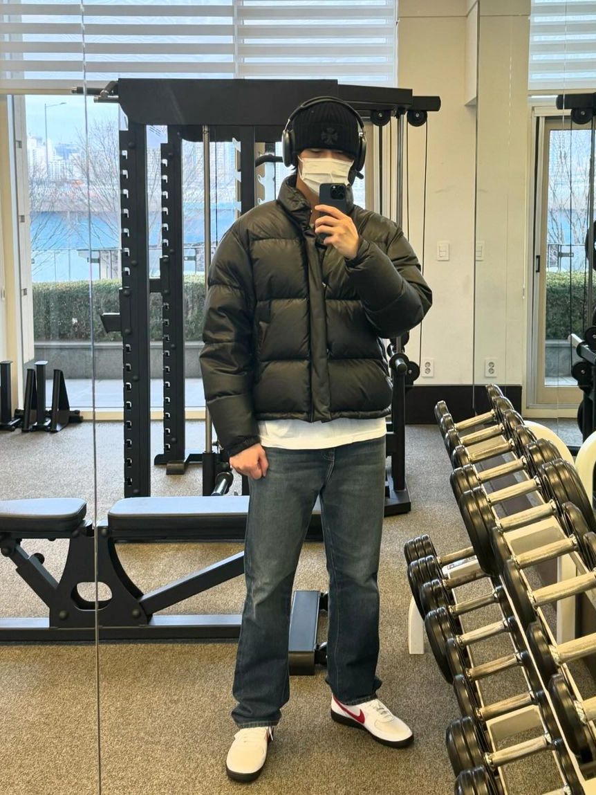 7 Ide Outfit Sporty ala Park Seo Joon, Nyaman buat Daily Wear!