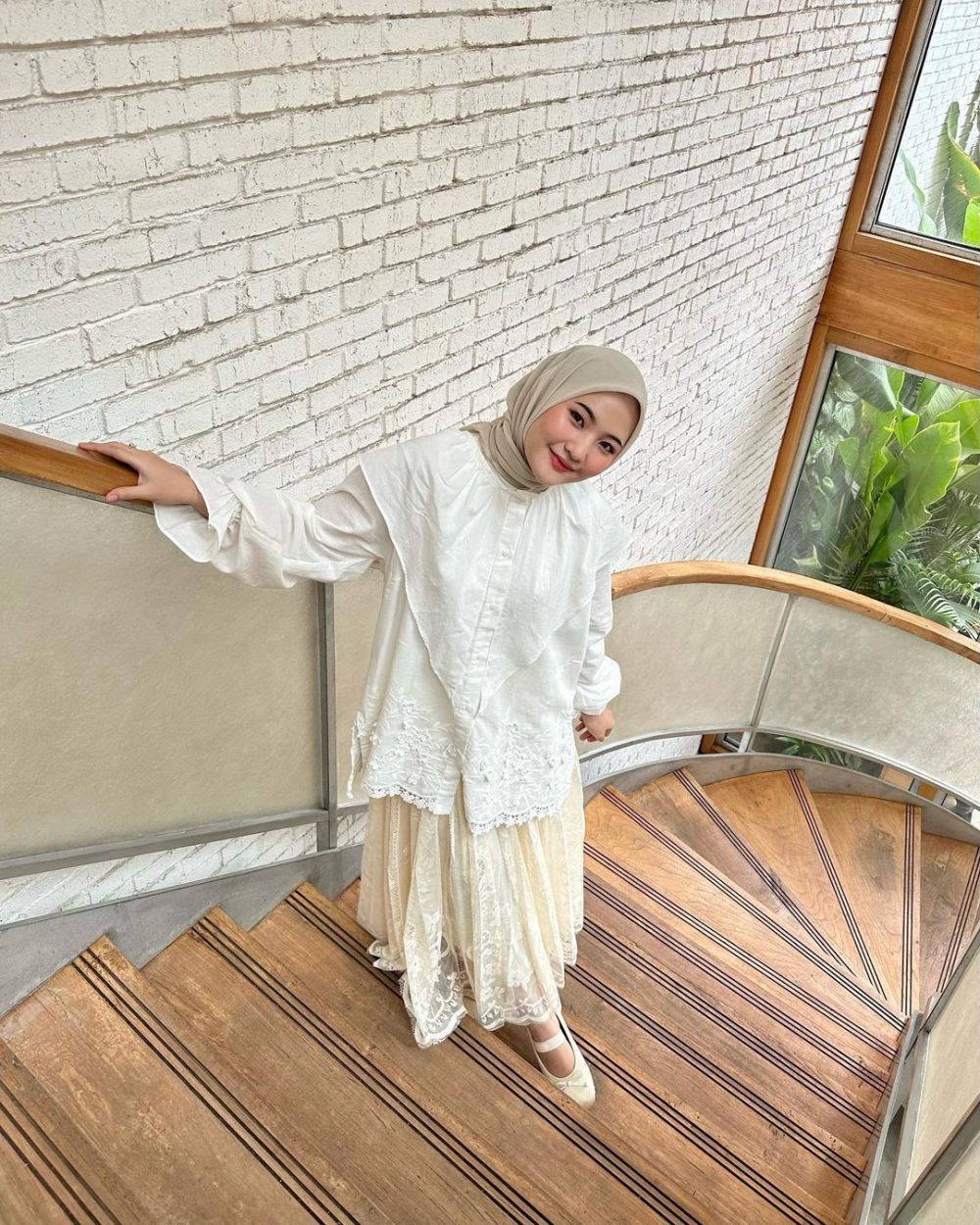 11 Mix and Match Atasan Putih dan Rok ala Intan Ghazella, Chic Abis!