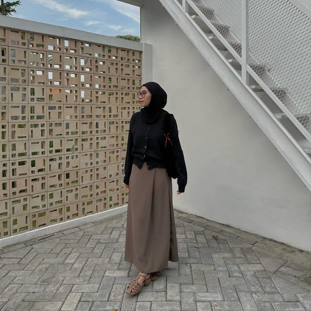 10 OOTD Hijab dengan Rok ala Fitri Hasiani, Ada Beragam Look!