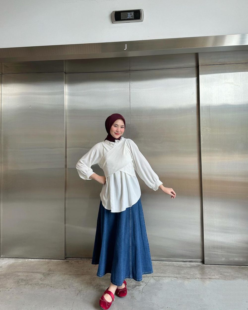 11 Mix and Match Atasan Putih dan Rok ala Intan Ghazella, Chic Abis!