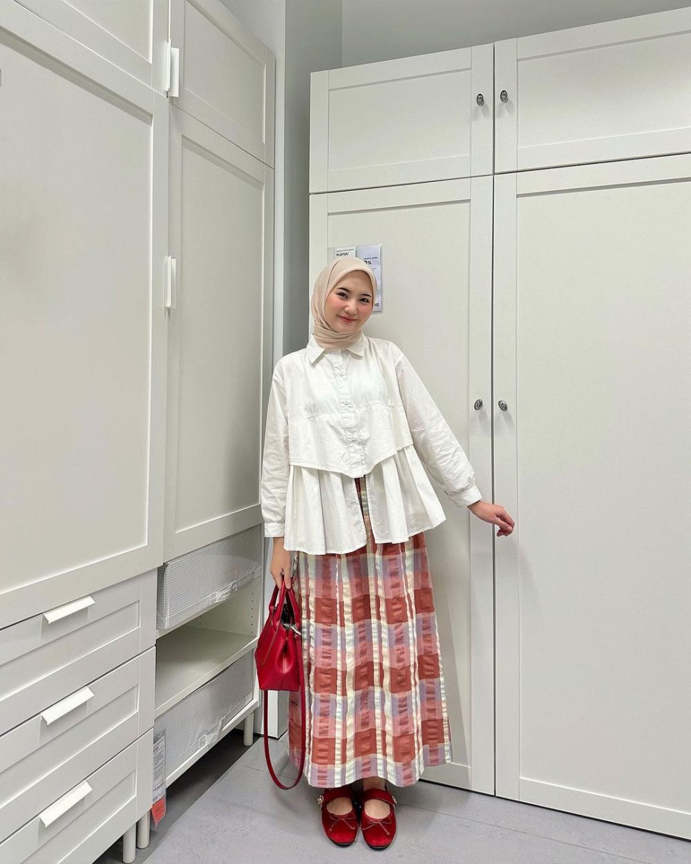 11 Mix and Match Atasan Putih dan Rok ala Intan Ghazella, Chic Abis!