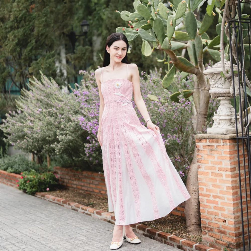 7 Ide Padu Padan Outfit Warna Pink ala Davika Hoorne, Manis!