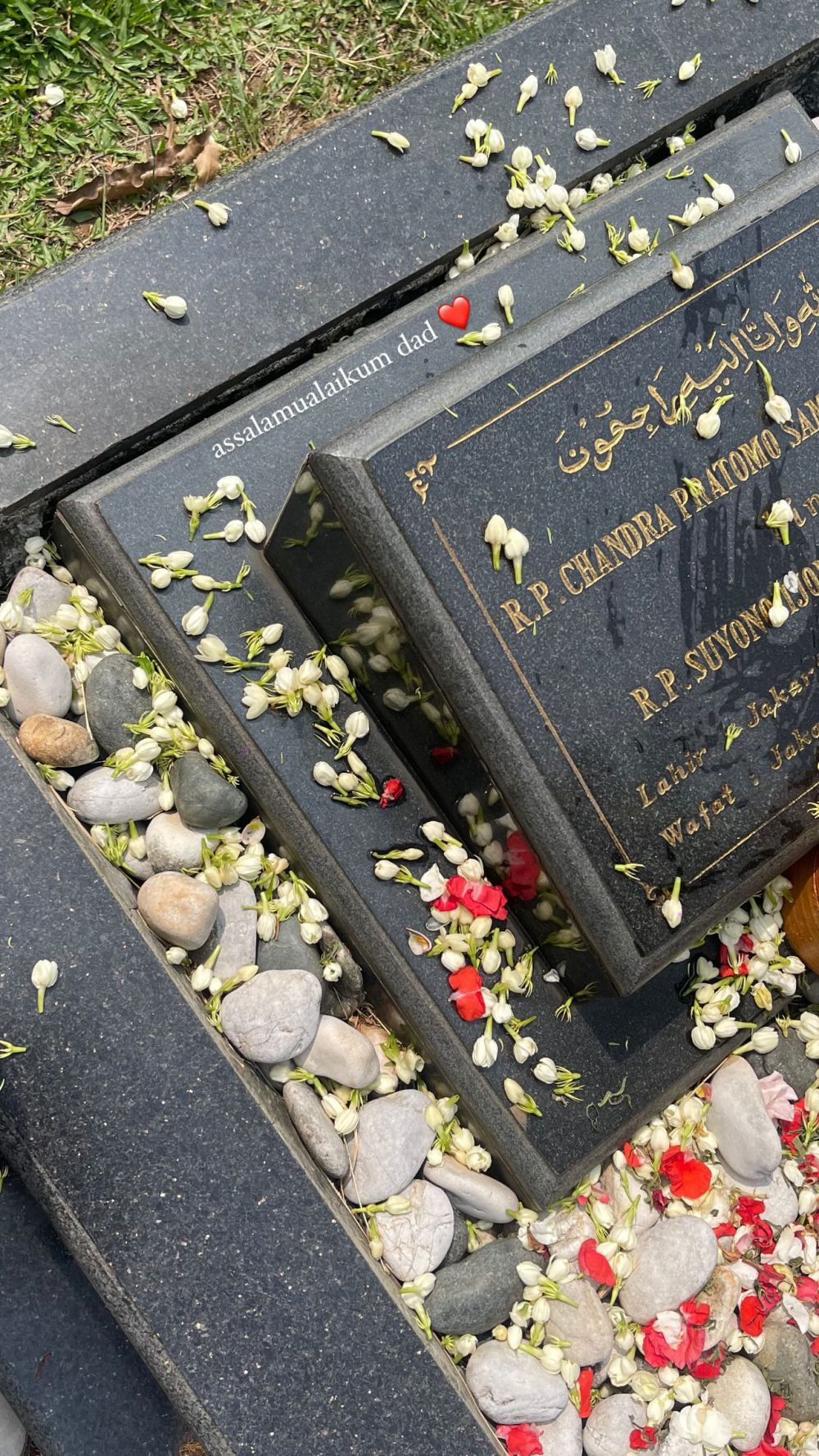 Thariq Dan Aaliyah Ke Makam Adjie Massaid Untuk Minta Restu