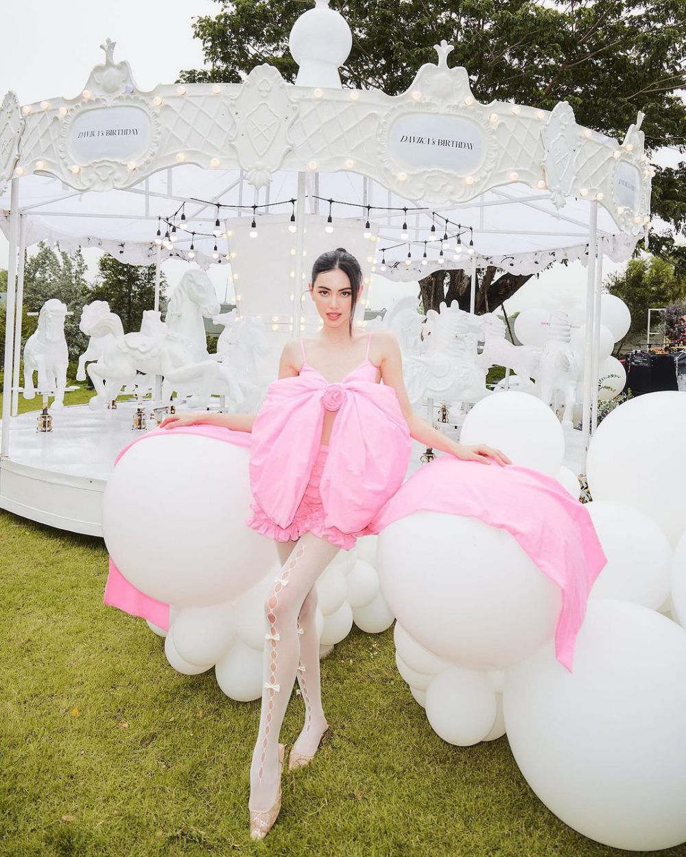 7 Ide Padu Padan Outfit Warna Pink ala Davika Hoorne, Manis!