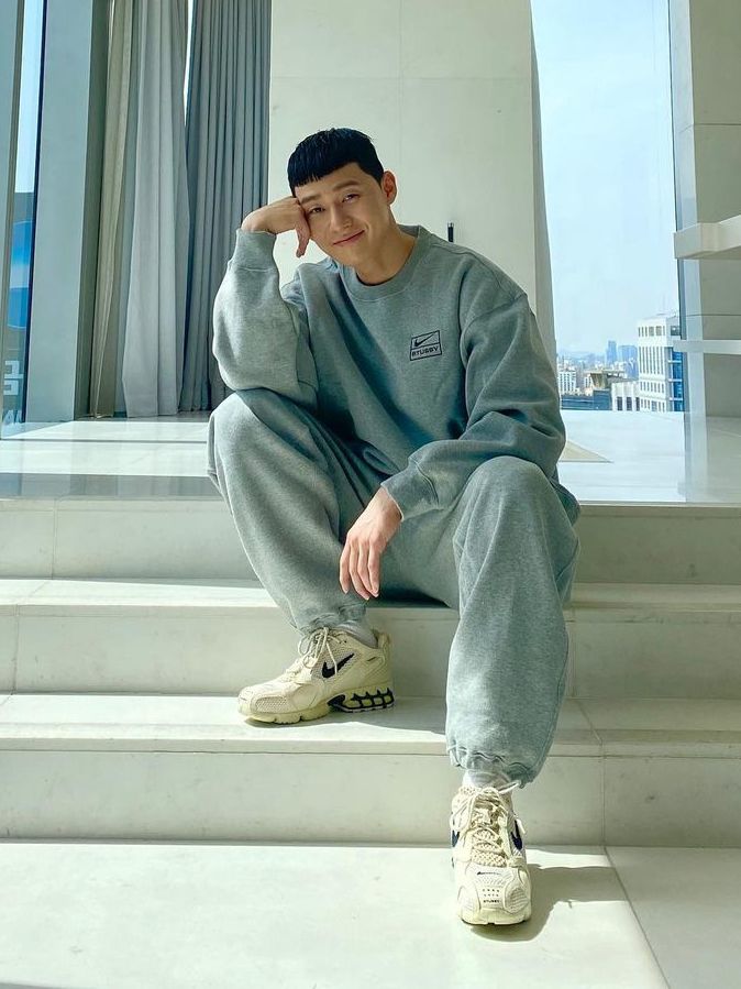 7 Ide Outfit Sporty ala Park Seo Joon, Nyaman buat Daily Wear!