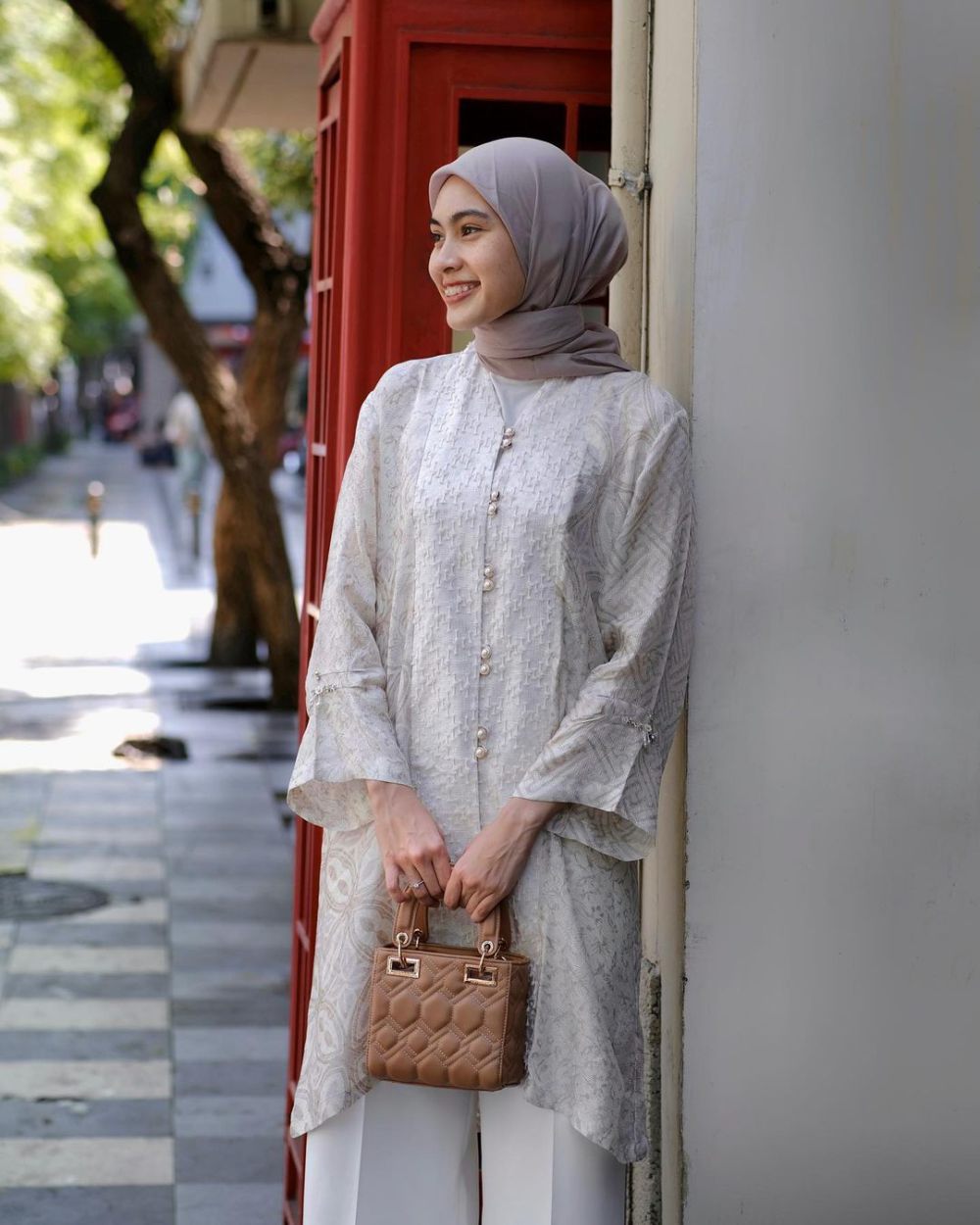 7 Referensi OOTD Kondangan Hijab ala Alifa Adelia, Trendi Banget!
