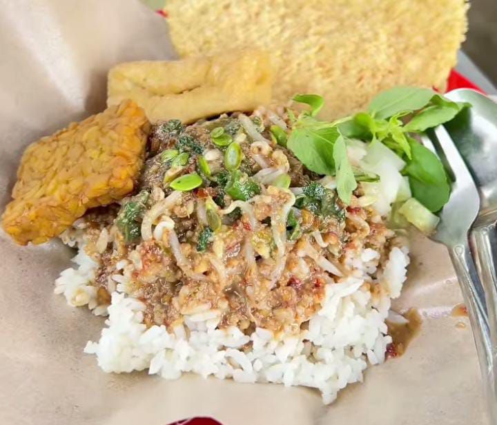 7 Tempat Sarapan Nasi Pecel di Sekitar Alun-alun Jember