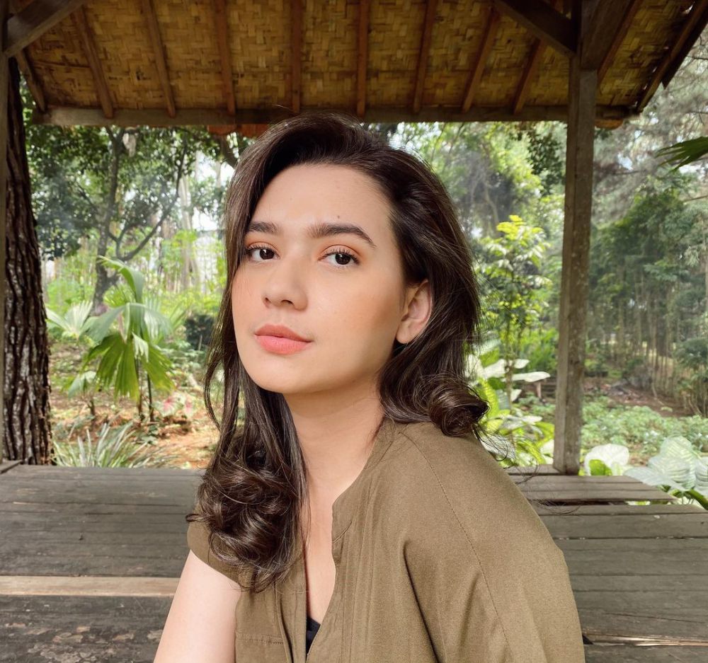 8 Inspirasi Daily Makeup Look ala Mayang Yudittia, Kece Banget!
