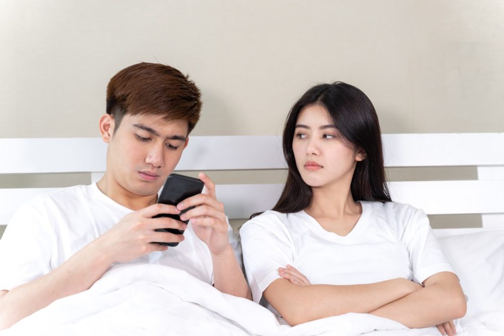 6 Alasan Pasanganmu Jadi Banyak Menuntut, Jangan Cuma Menyalahkan! 