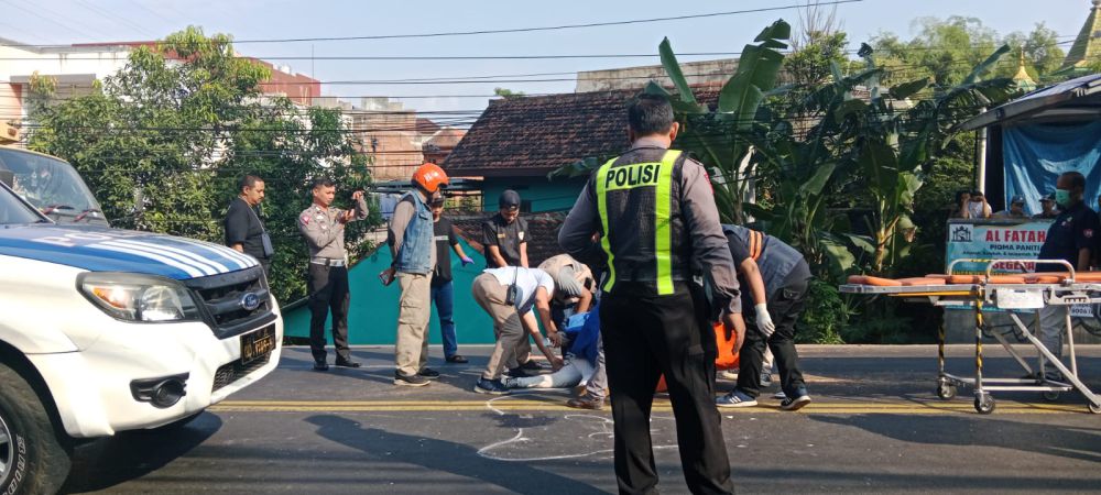 Ngebut, Mobil Dikendarai Remaja 17 Tahun di Surabaya Terbalik