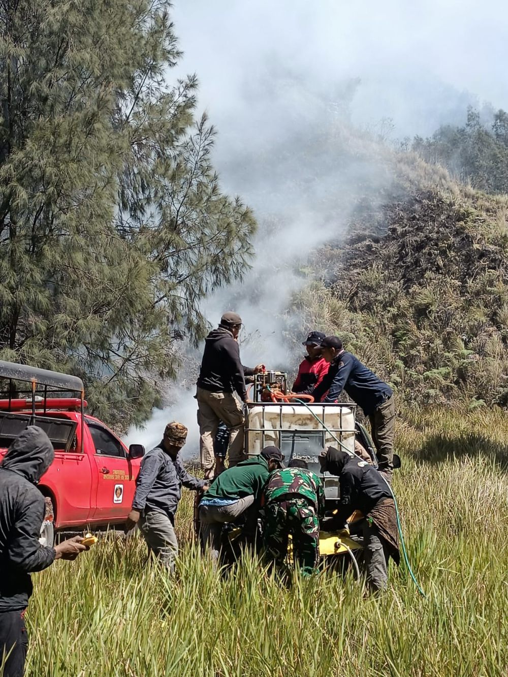 Kebakaran Gunung Bathok di Kawasan Bromo Dipadamkan