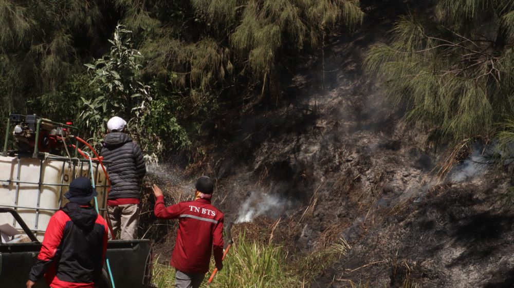 Kebakaran Gunung Bathok di Kawasan Bromo Dipadamkan