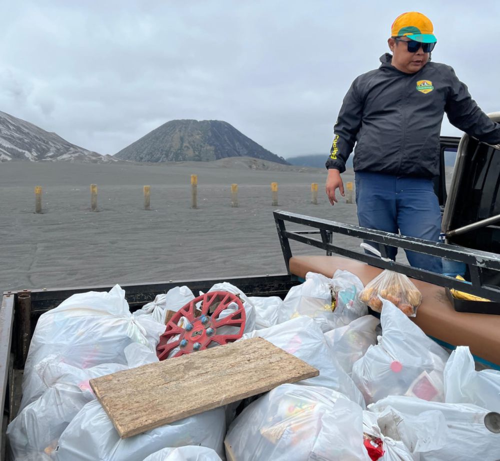 BB TNBTS Temukan 5 Ton Sampah saat Bersihkan Gunung Bromo