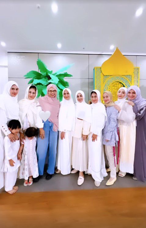 7 Potret Tamu Artis dan Keluarga di Walimatussafar Haji Raffi-Nagita