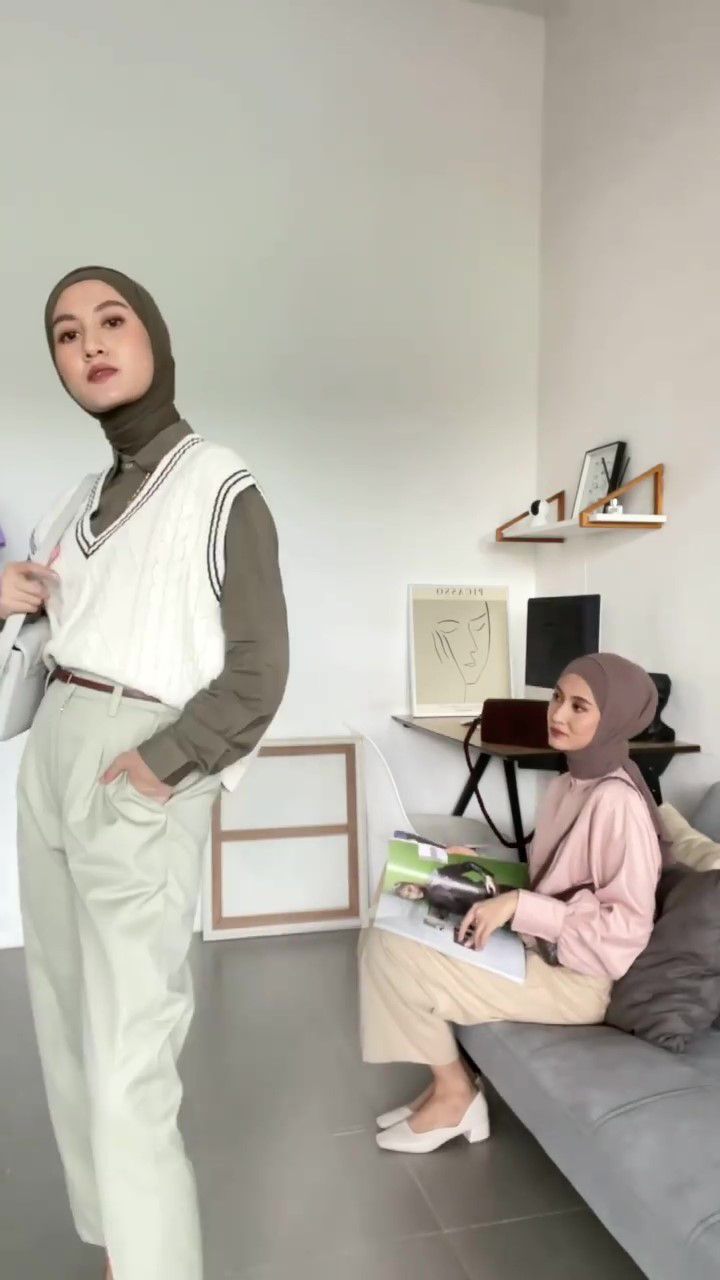 8 Ide Styling Vest Putih ala Inas Rana, Stunning!