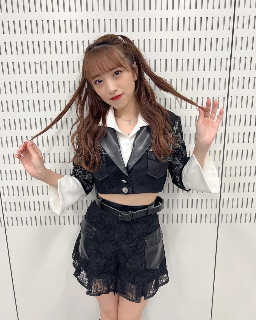 8 Ide Outfit Nuansa Hitam ala Mion Mukaichi, Super Fashionable!