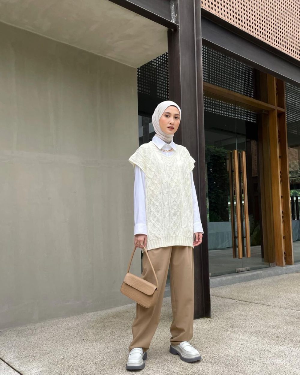 8 Ide Styling Vest Putih ala Inas Rana, Stunning!