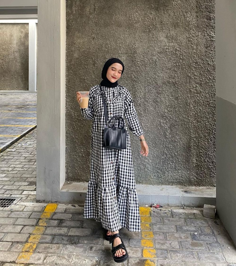 9 Ide Styling OOTD Monokrom ala Cut Indah Sundari, Catchy Abis!