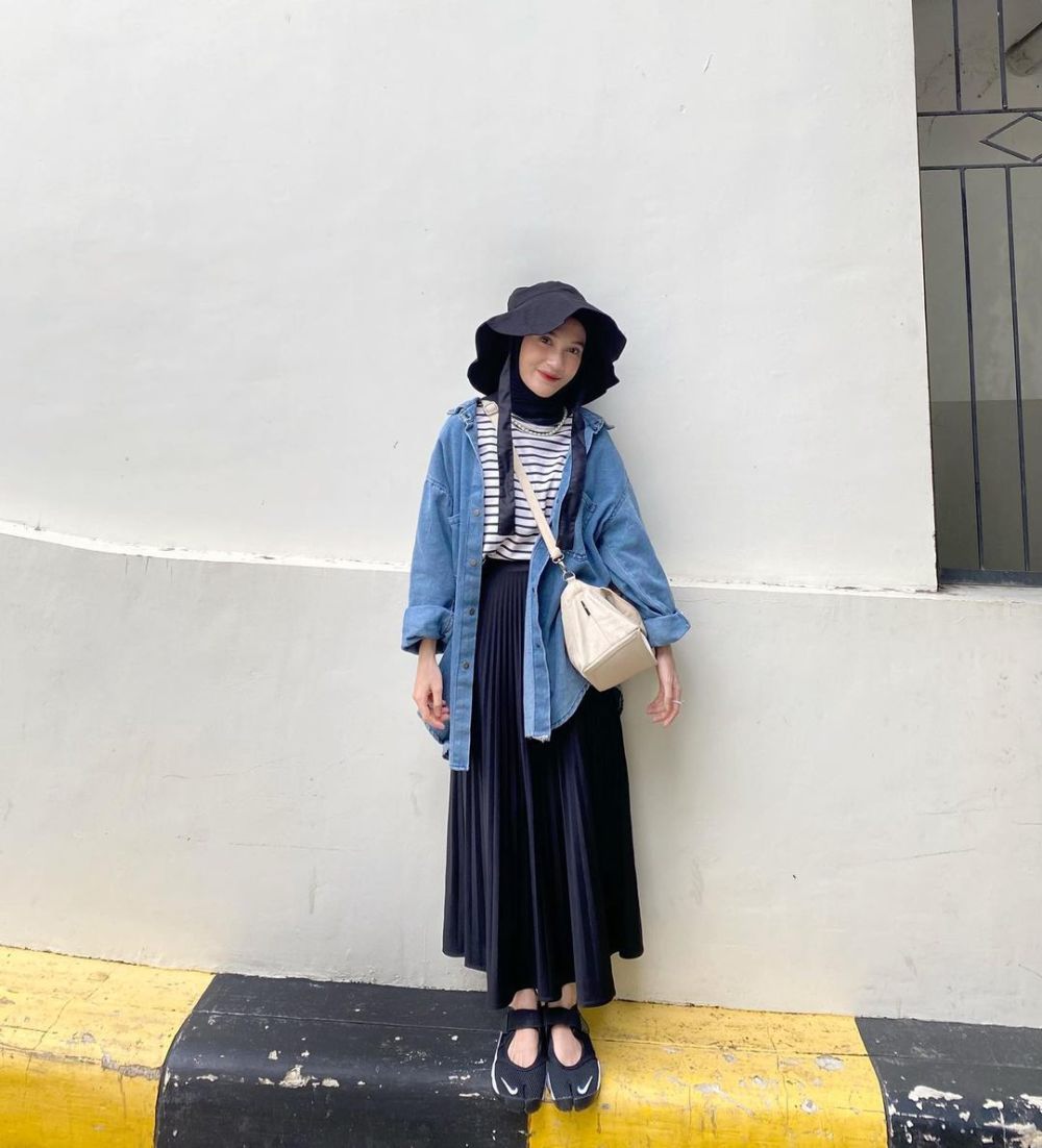 9 Ide Styling OOTD Monokrom ala Cut Indah Sundari, Catchy Abis!