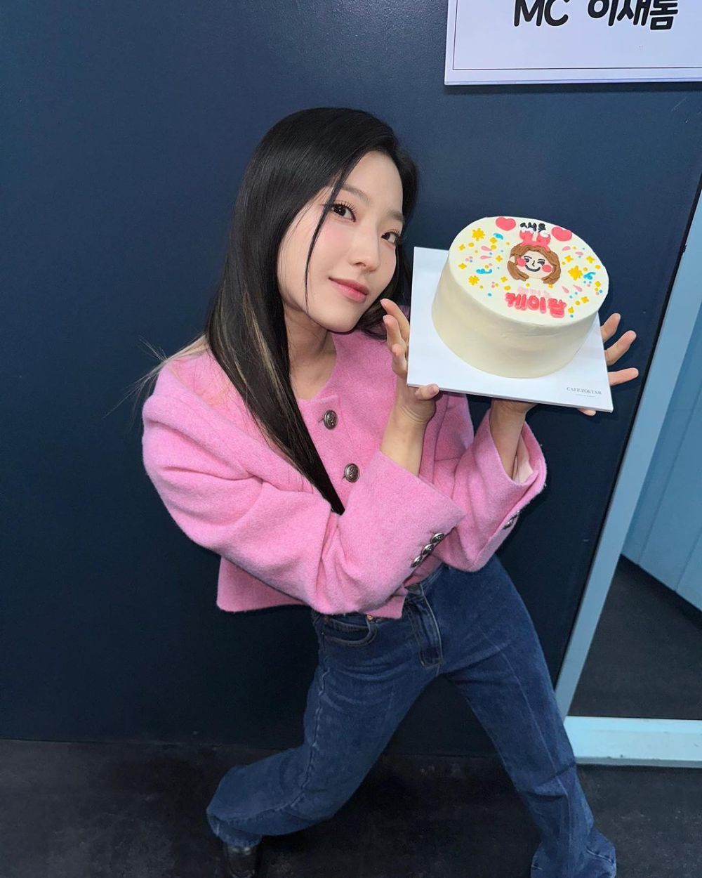 10 Styling Outfit Hits ala Saerom fromis_9, Gen Z Banget! 