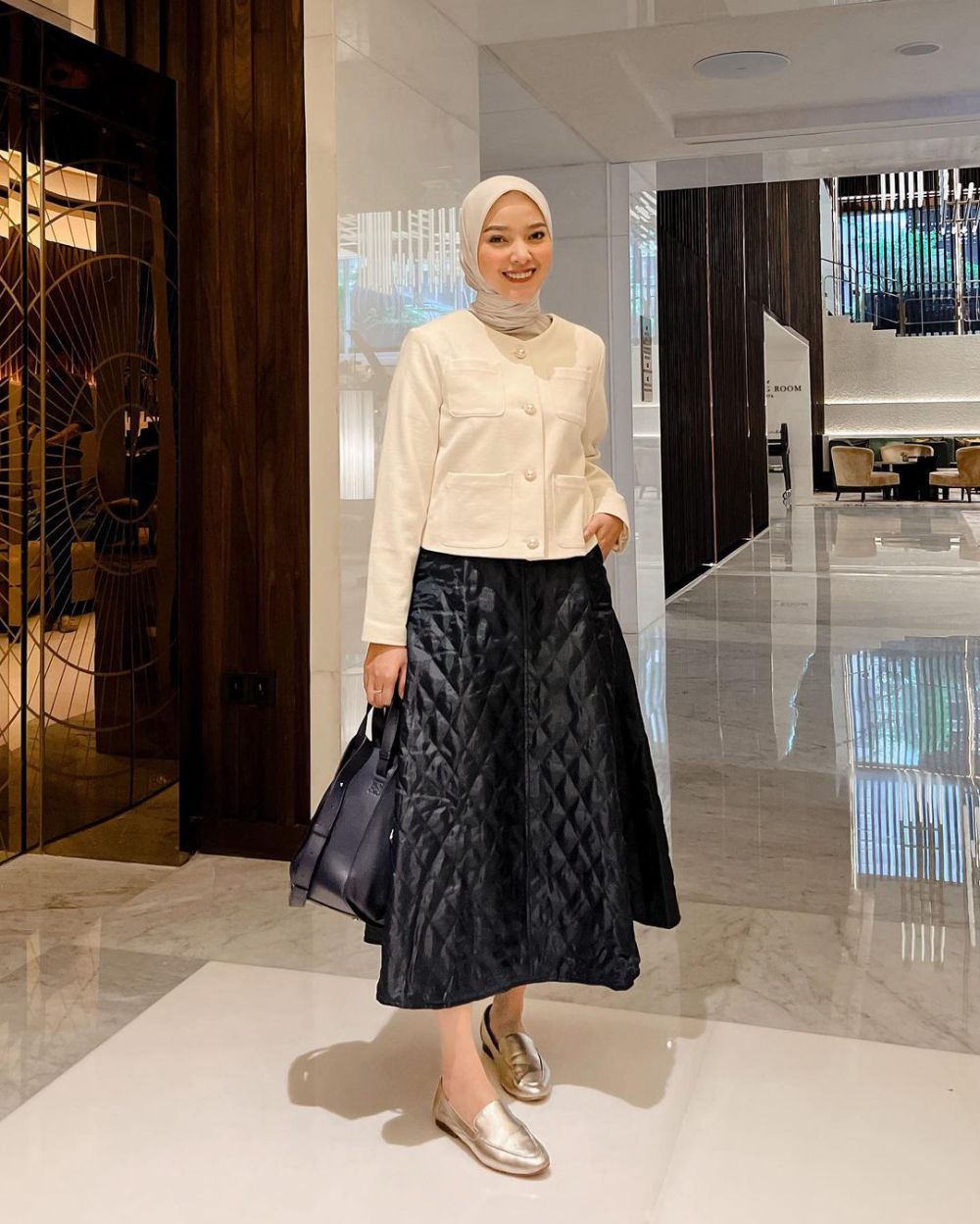 9 Ide Outfit Business Casual ala Intan Sugih, Cocok buat Ngantor!