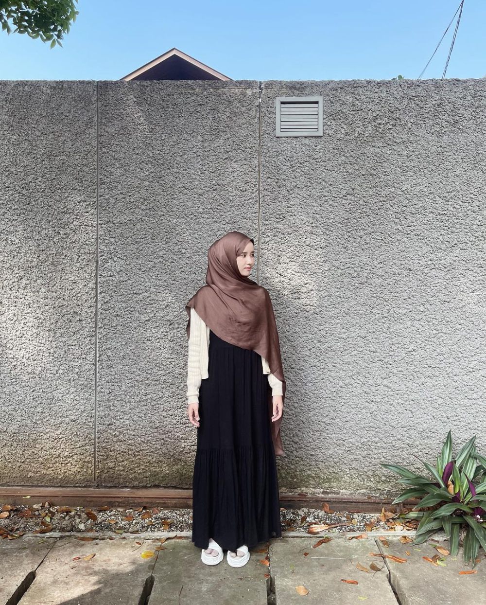 9 OOTD Hijab Syari Nuansa Earth Tone ala Selebgram Fani Meyna, Catchy!