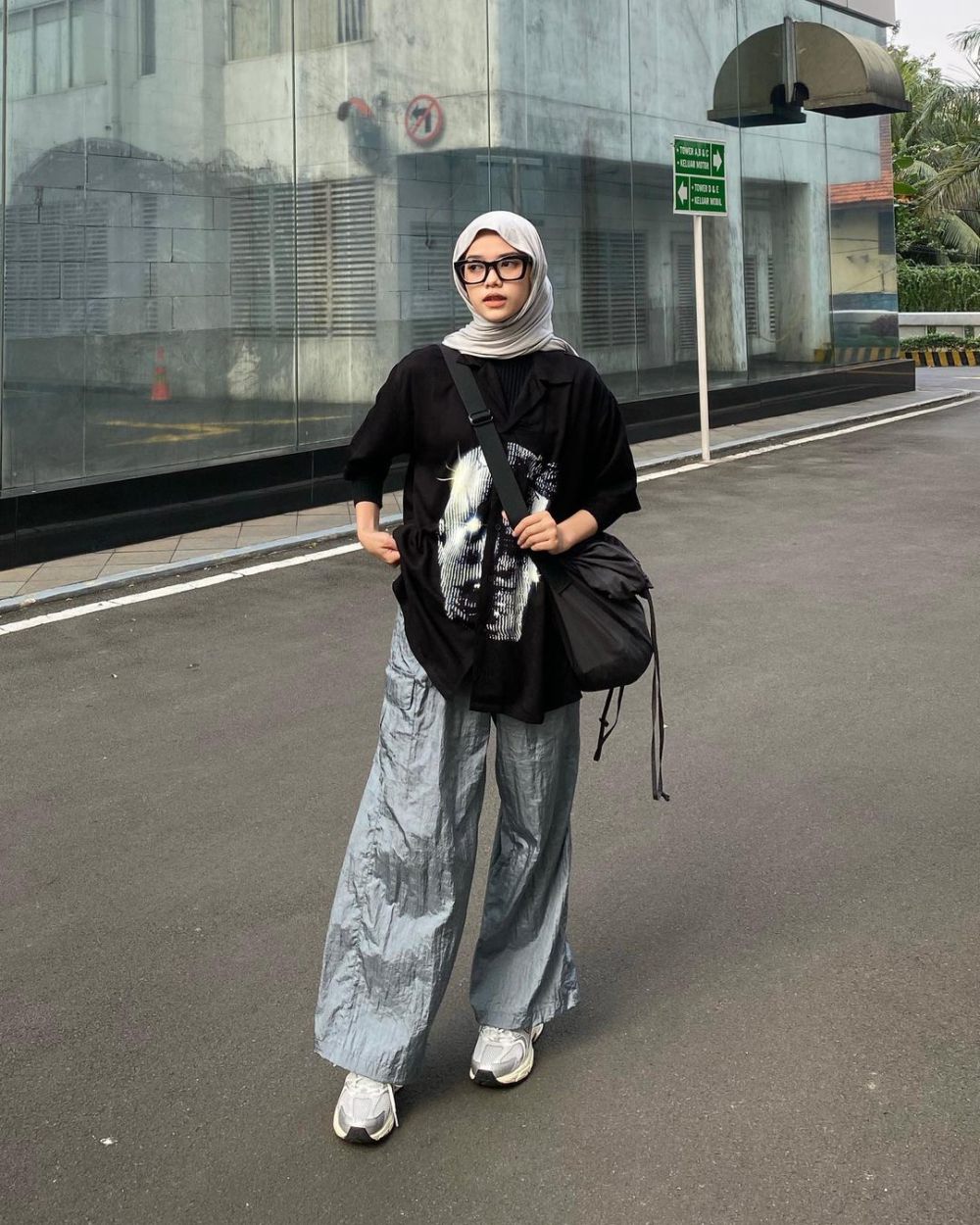 9 Styling Outfit Pakai Cargo Pants ala Zhafira, Street Style Look