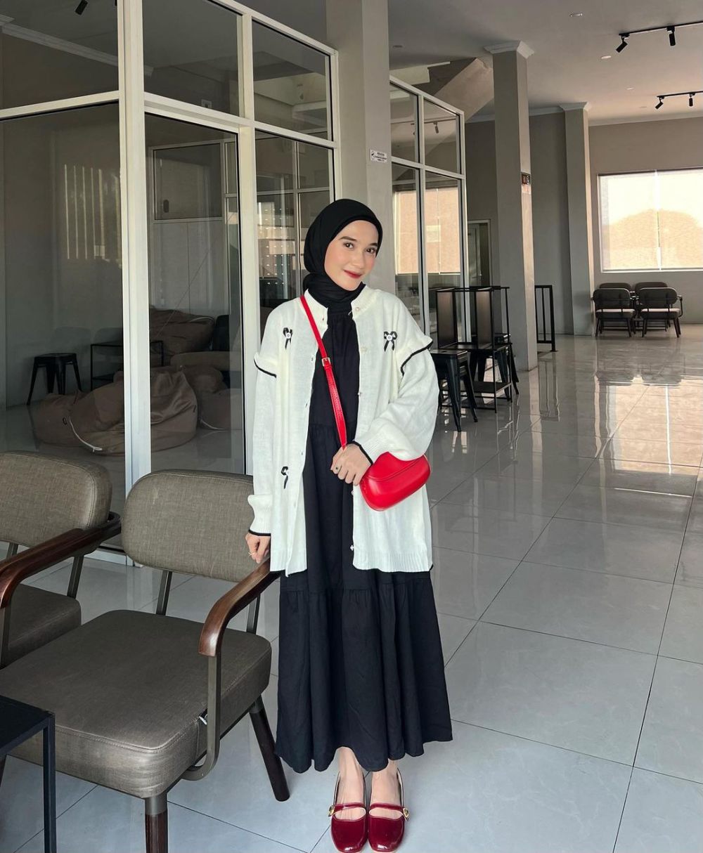 9 Ide Styling OOTD Monokrom ala Cut Indah Sundari, Catchy Abis!