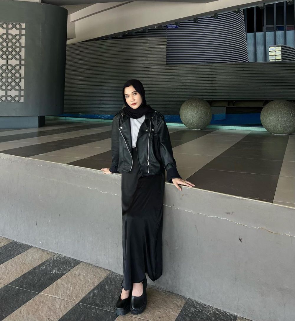 9 Ide Styling OOTD Monokrom ala Cut Indah Sundari, Catchy Abis!