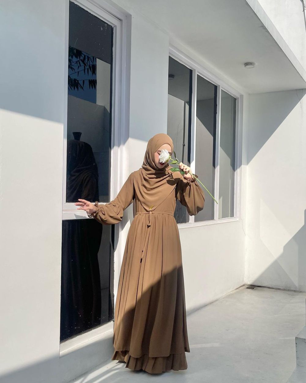 9 OOTD Hijab Syari Nuansa Earth Tone ala Selebgram Fani Meyna, Catchy!