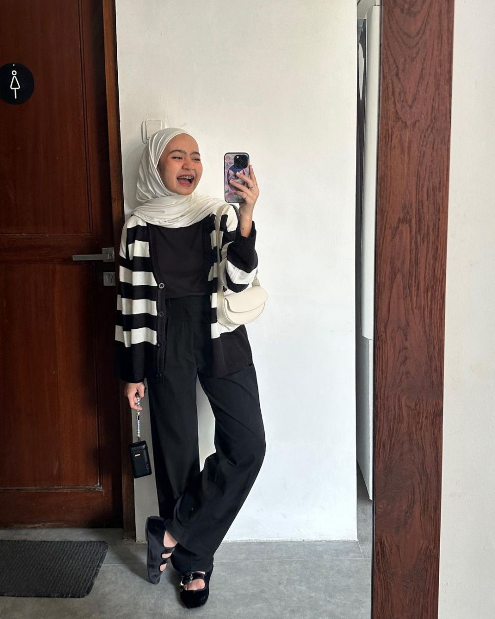 9 Ide Daily Outfit Remaja Simpel dengan Warna Basic ala Maryam Nurul