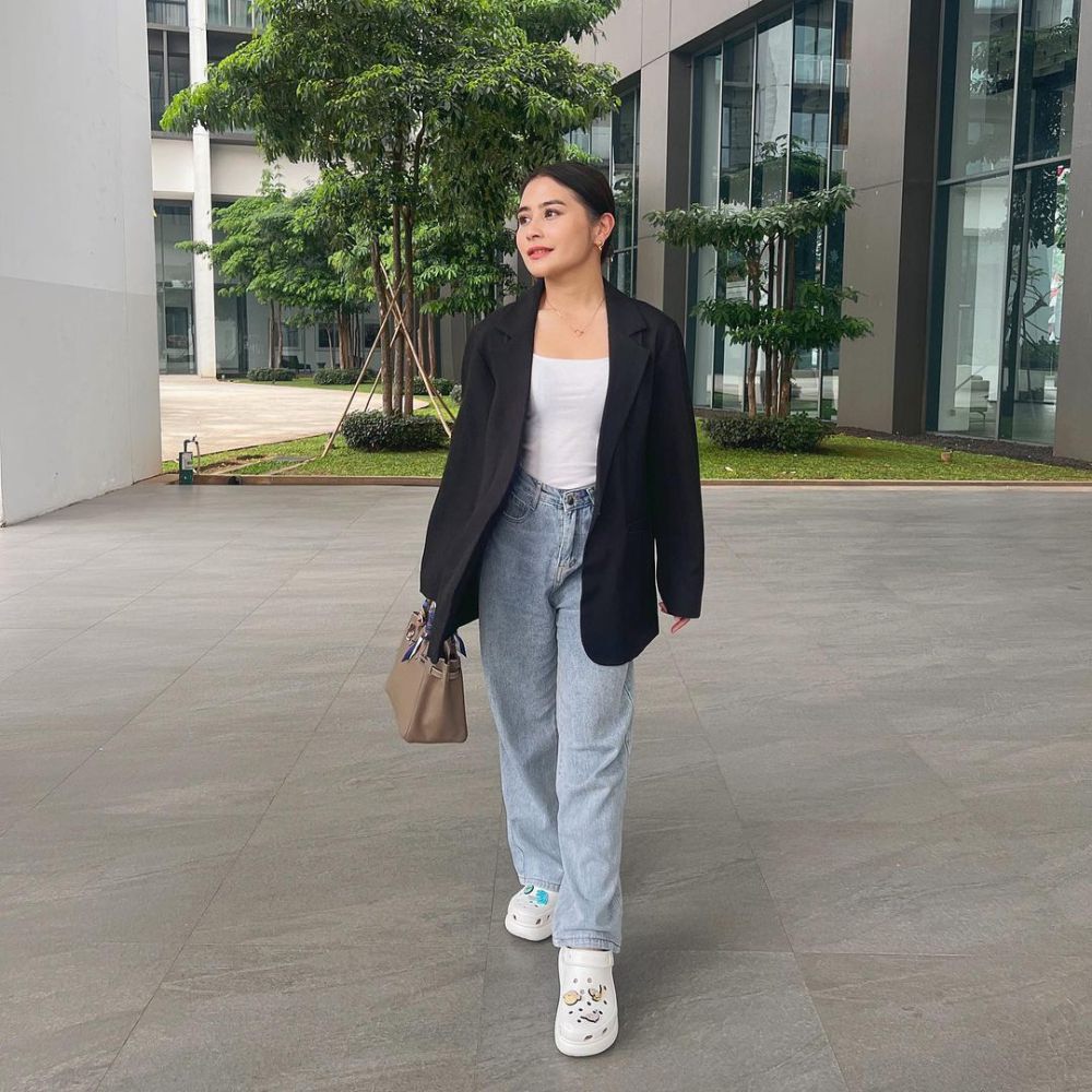 8 Referensi Office Wear ala Prilly Latuconsina, Chic and Trendy!