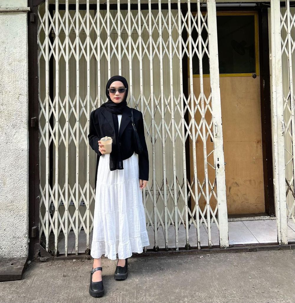 9 Ide Styling OOTD Monokrom ala Cut Indah Sundari, Catchy Abis!