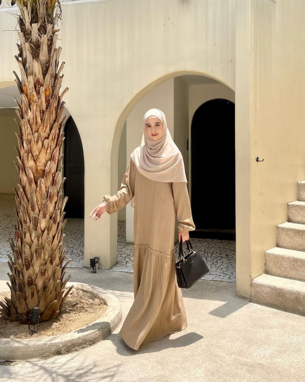 9 OOTD Hijab Syari Nuansa Earth Tone ala Selebgram Fani Meyna, Catchy!