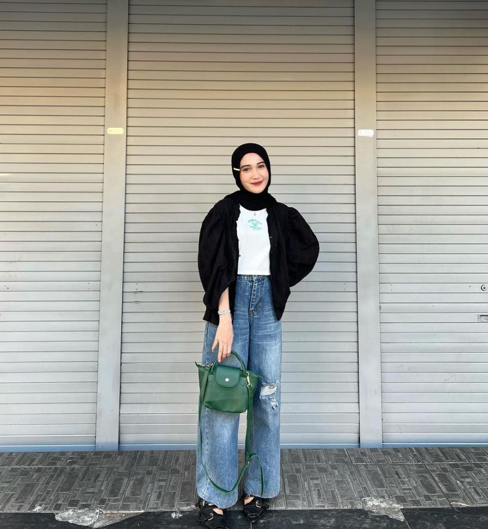 9 Ide Styling OOTD Monokrom ala Cut Indah Sundari, Catchy Abis!