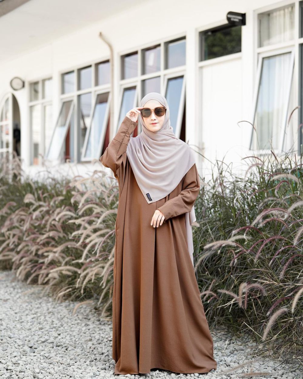 9 OOTD Hijab Syari Nuansa Earth Tone ala Selebgram Fani Meyna, Catchy!