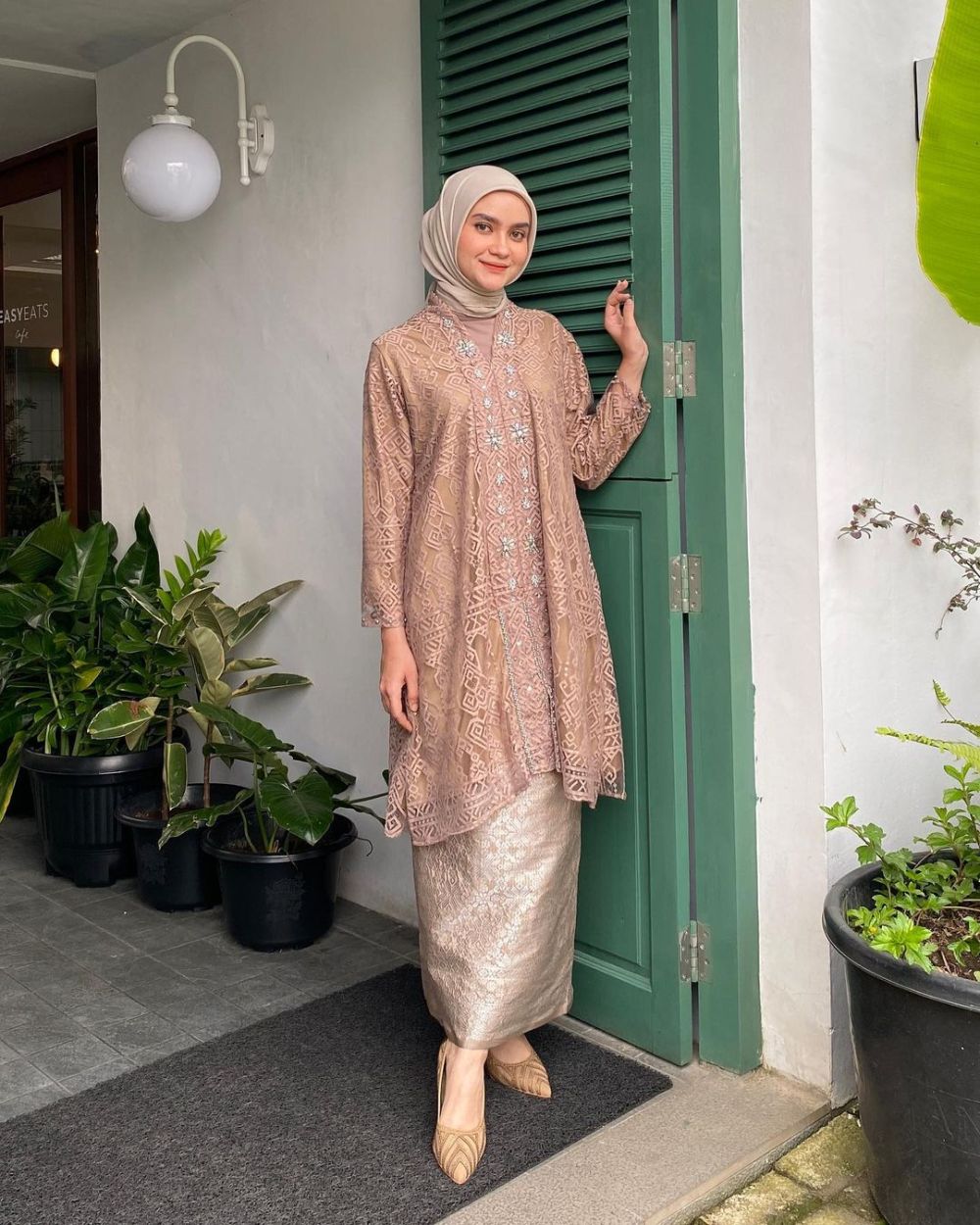8 Ide Kebaya Modern Menawan ala Selebgram Hijab, Perpaduan Warna Soft