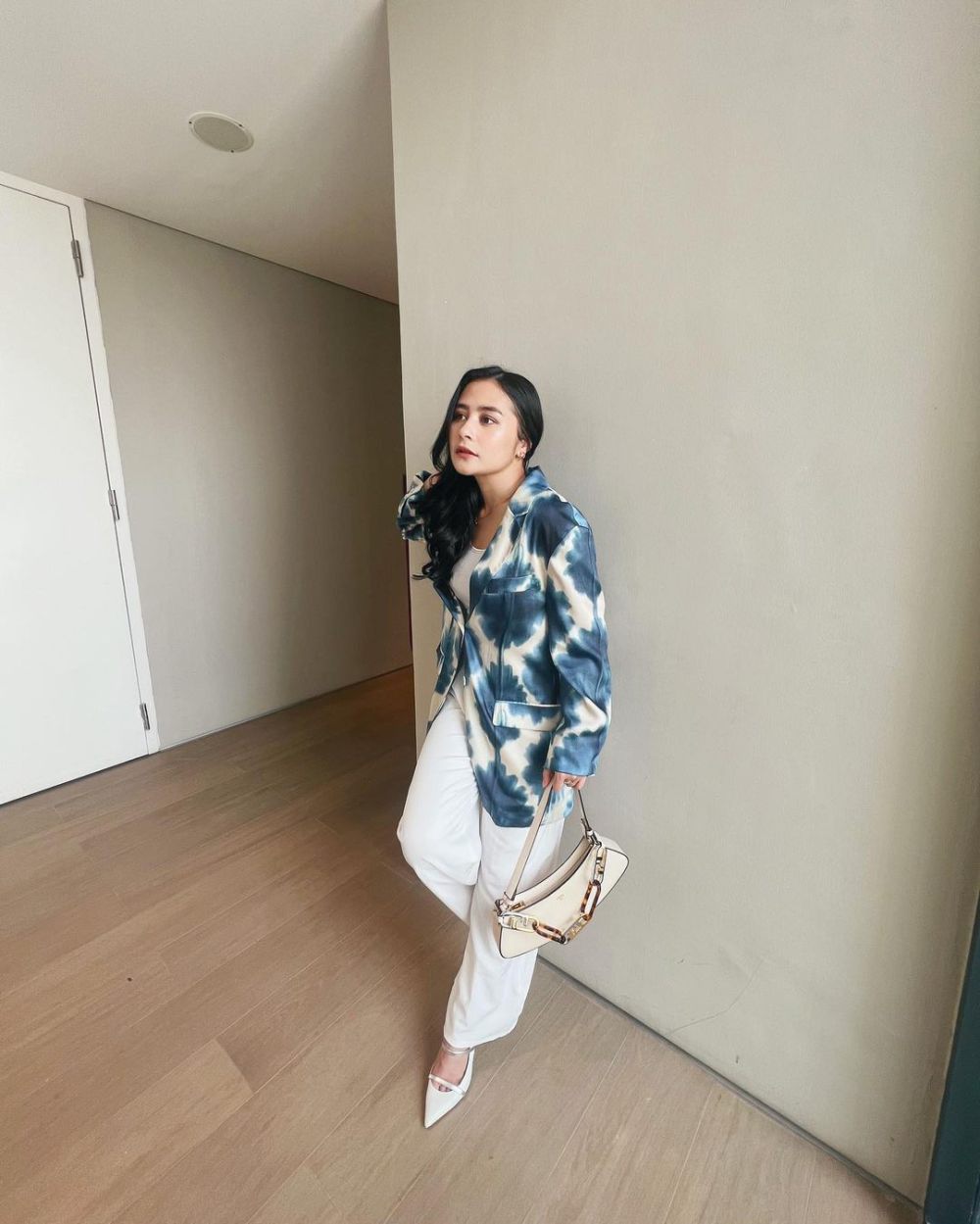 8 Referensi Office Wear ala Prilly Latuconsina, Chic and Trendy!