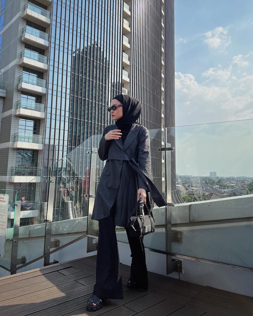 9 Inspirasi OOTD Hijab Hitam Edgy Style ala Soraya Ulfa, Bold & Unique