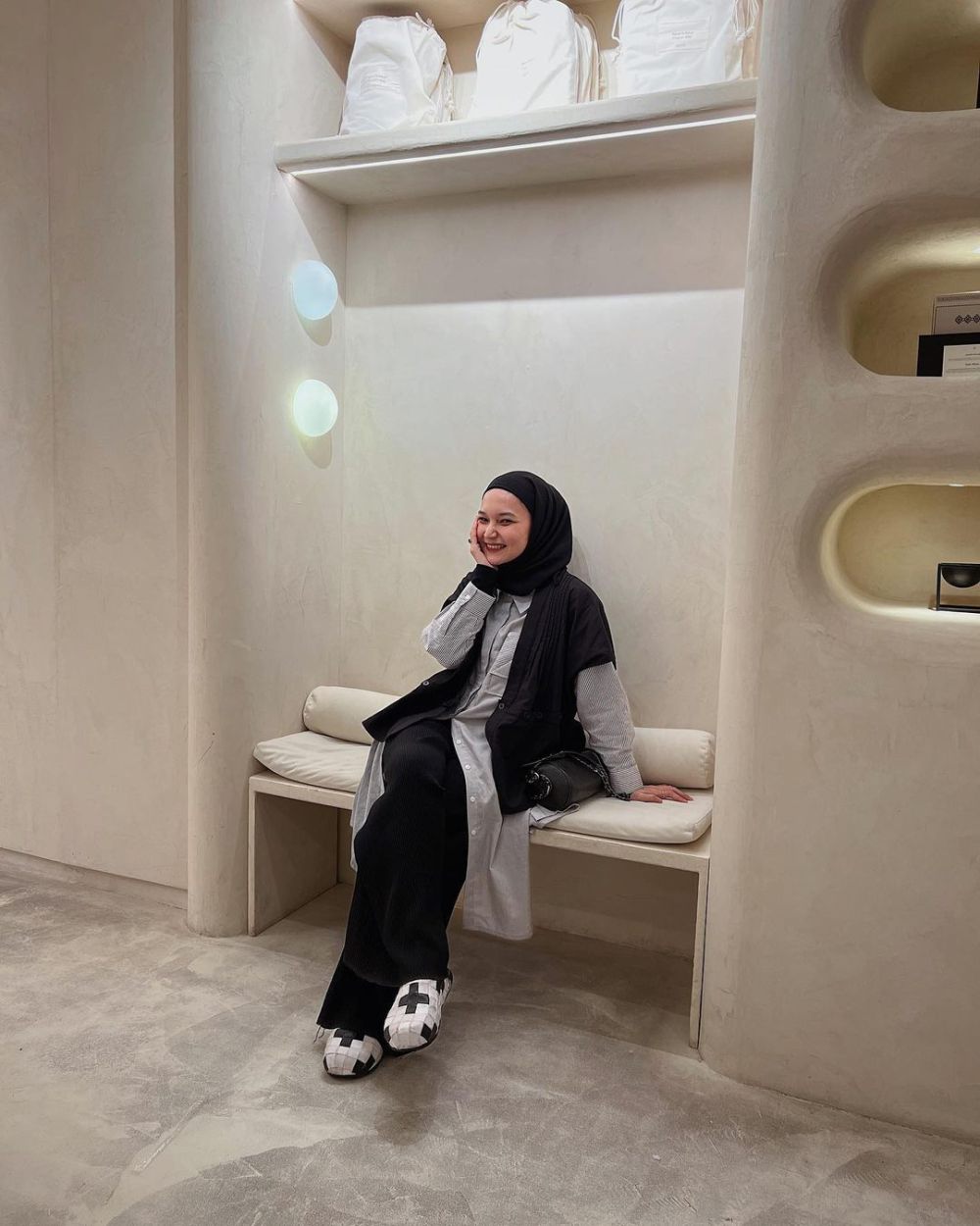 9 Inspirasi OOTD Hijab Hitam Edgy Style ala Soraya Ulfa, Bold & Unique