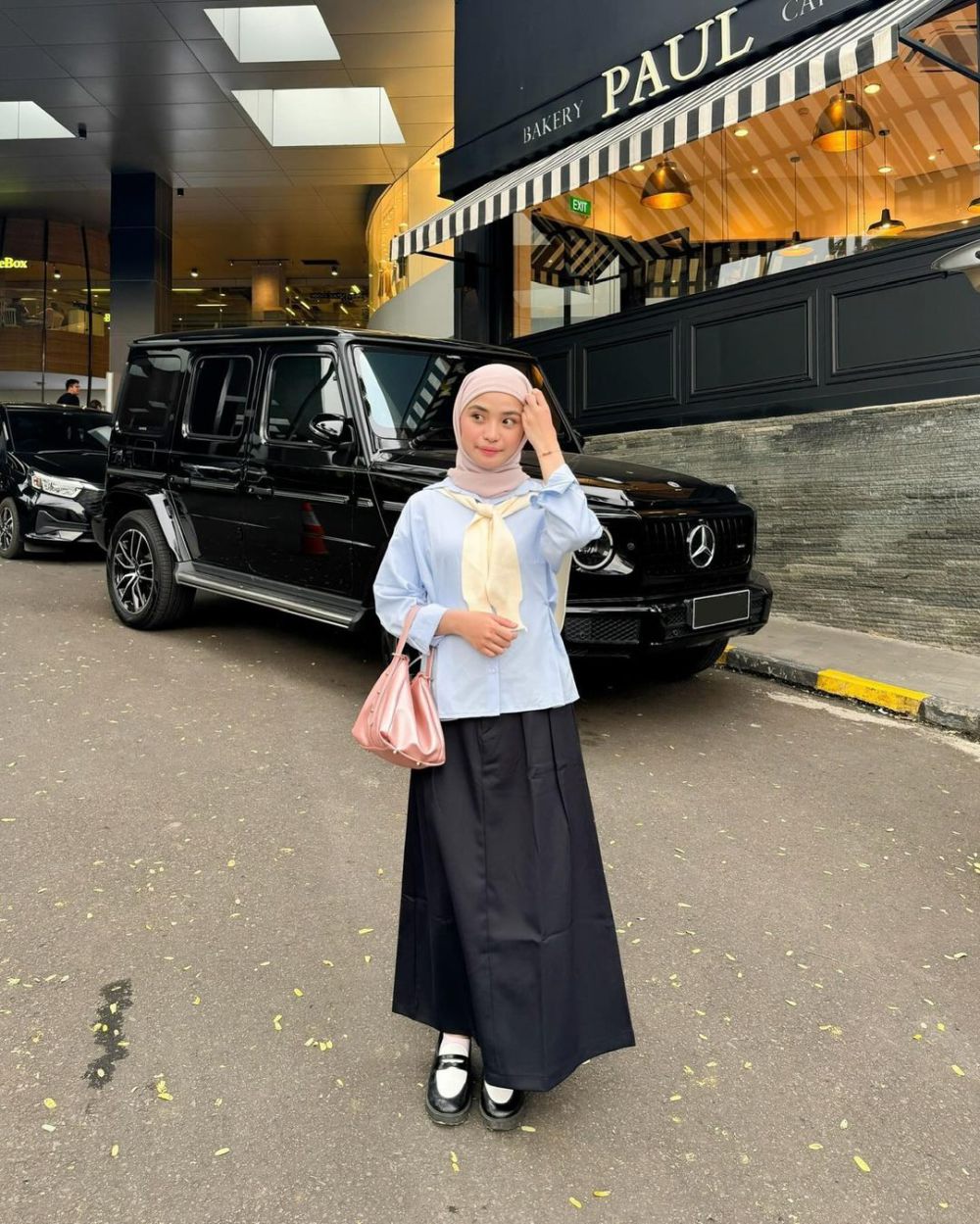 8 Ide Styling Casual Black Outfit ala Tania Dewi yang Anti Boring
