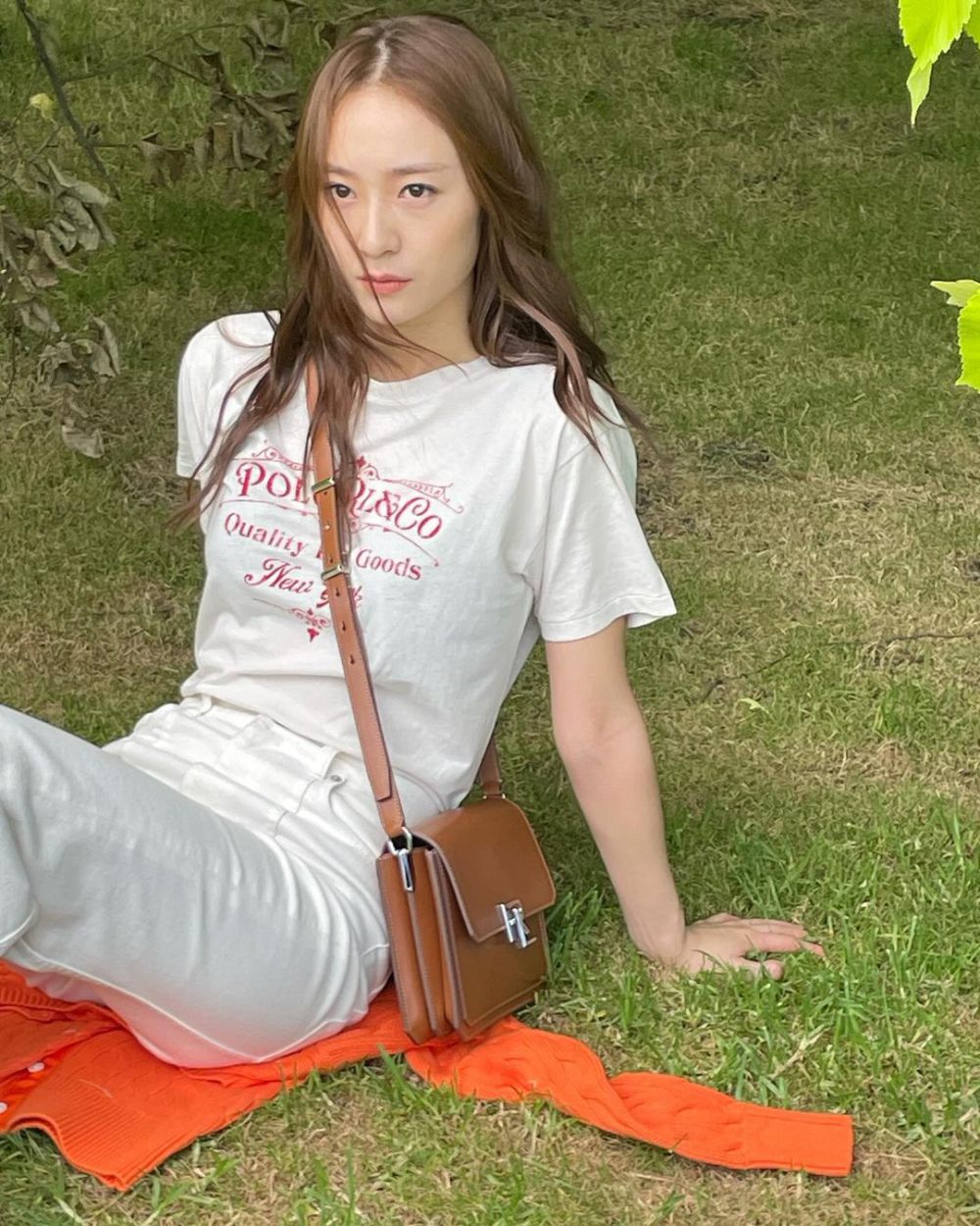 9 Harga Outfit Kaus Putih Artis Korea, Simple Tapi Mewah