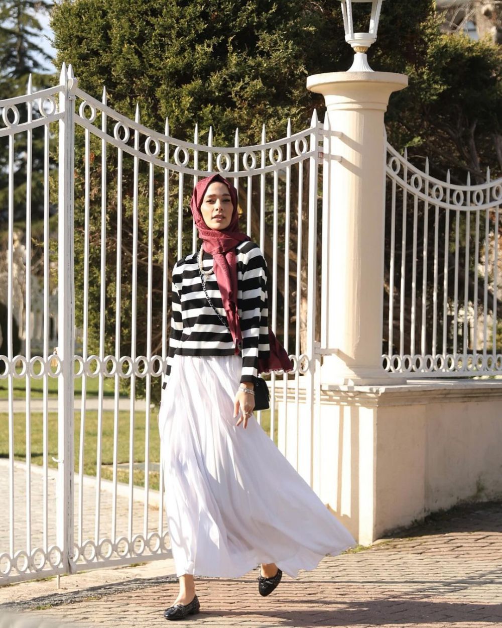 9 Tips OOTD Kaos Oversize Hijab, Anti Belel Pakai Motif Garis
