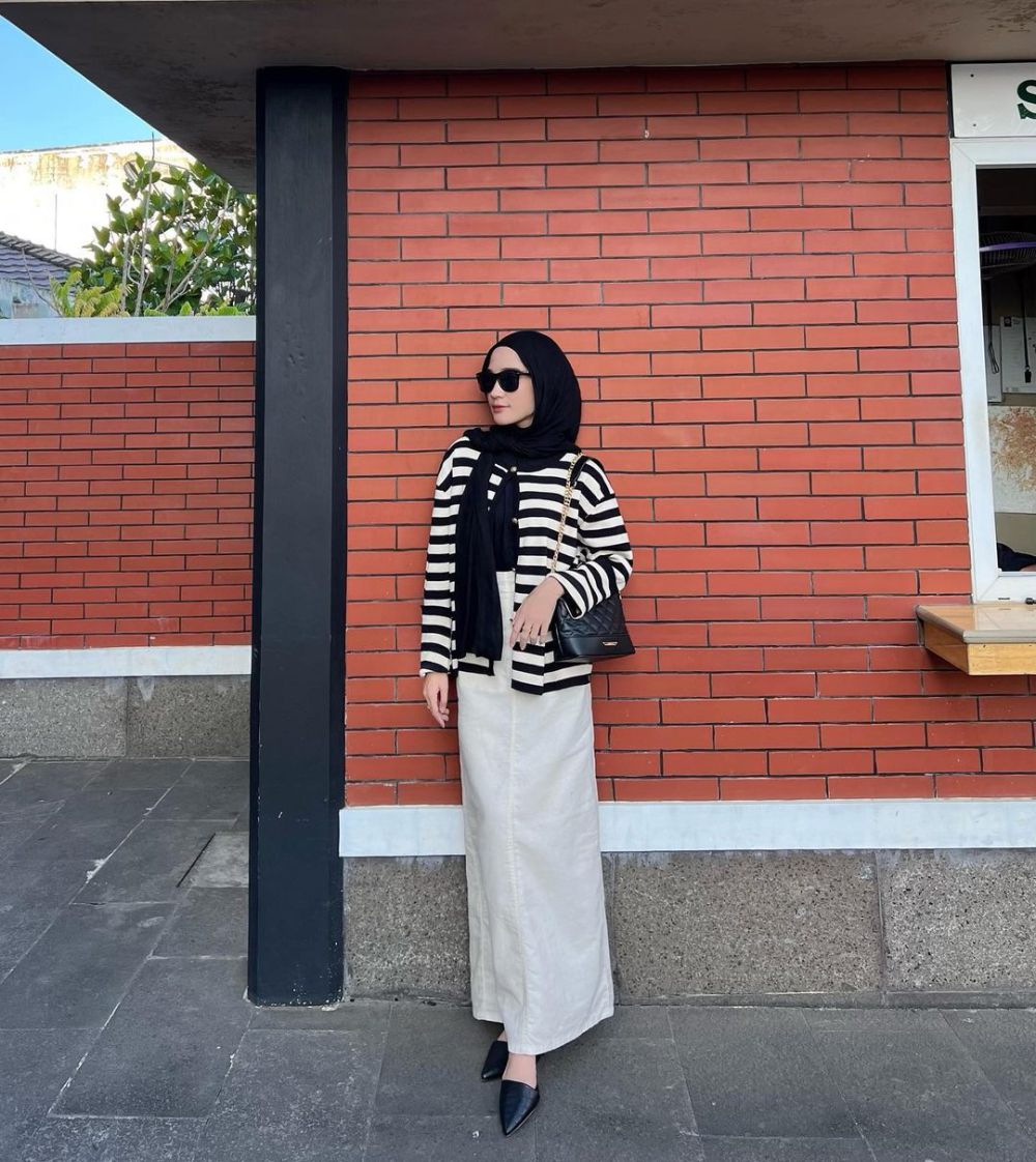 9 Ide Styling OOTD Monokrom ala Cut Indah Sundari, Catchy Abis!